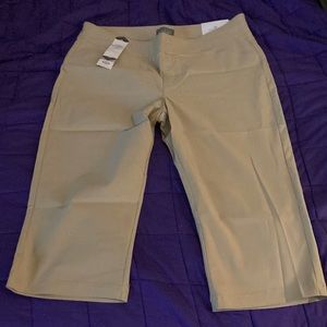 NWT pull on Capri’s
